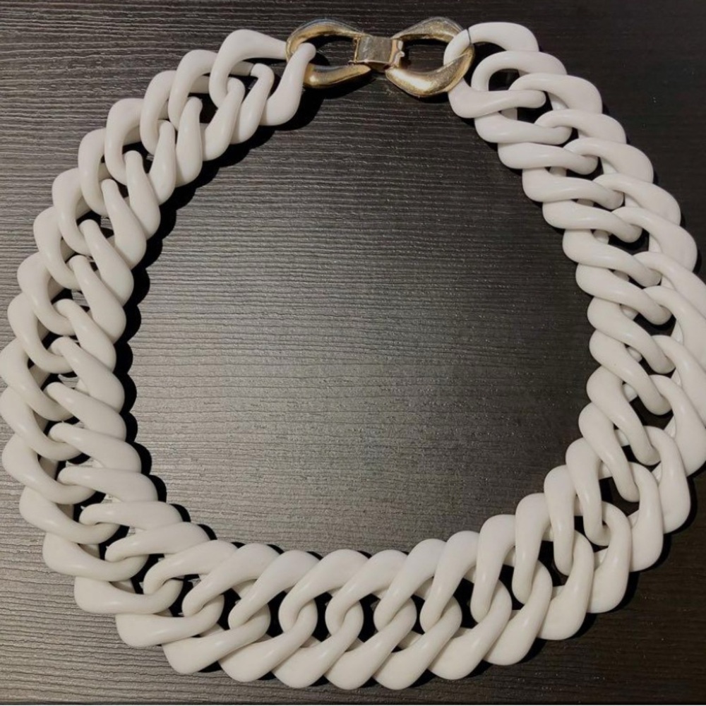Elegant White and Gold Chain Choker